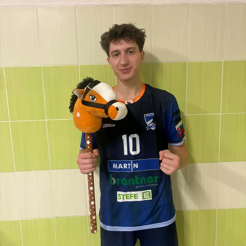 Hráč MHáK Martin s číslom 10 a hracím koníkom po zápase so Šaľou