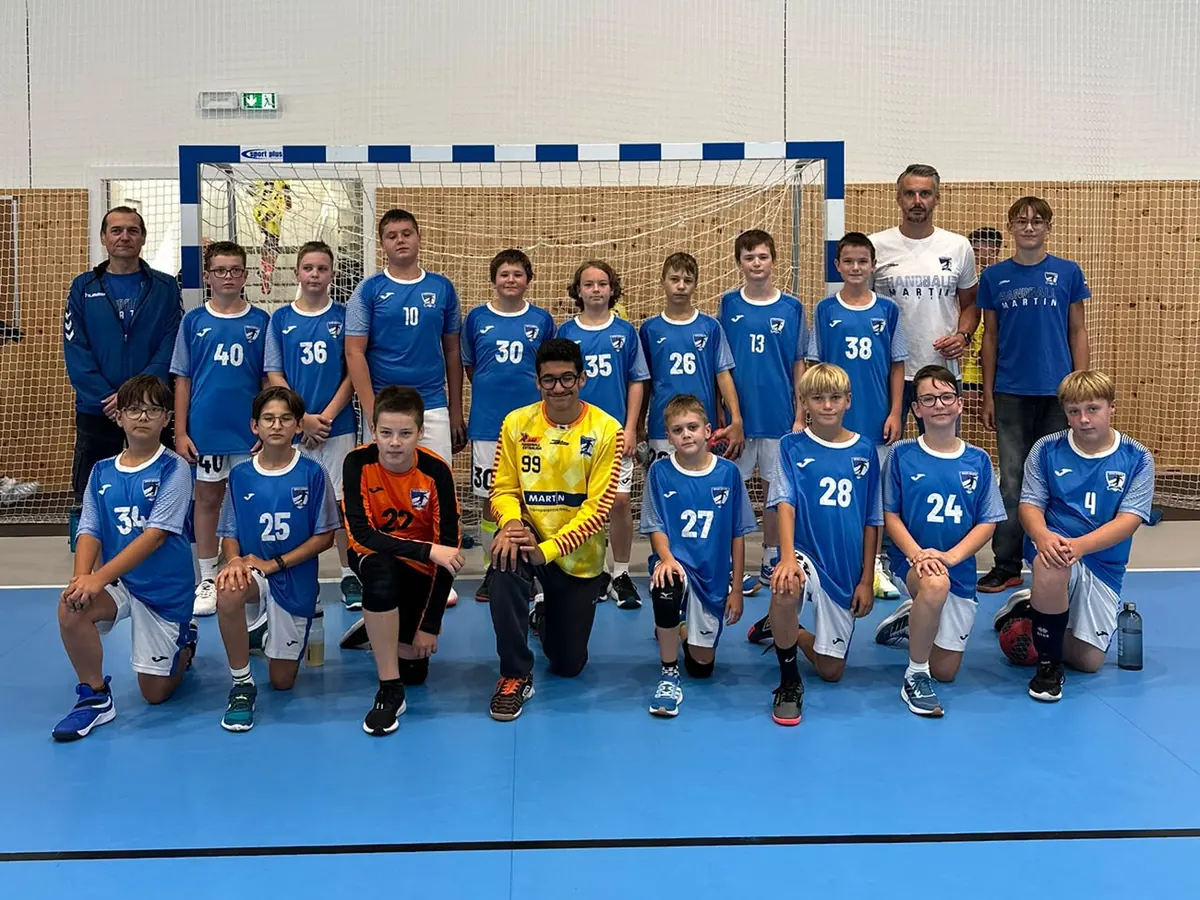 Mladší žiaci MHáK Martin s trénermi a brankármi v hale