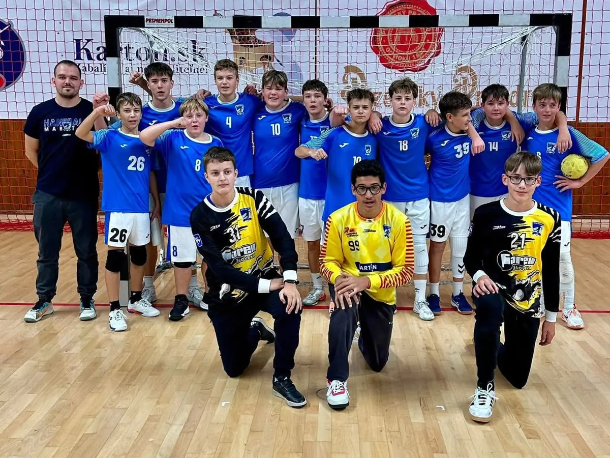 Starší žiaci MHáK Martin s trénerom a brankármi pred bránou