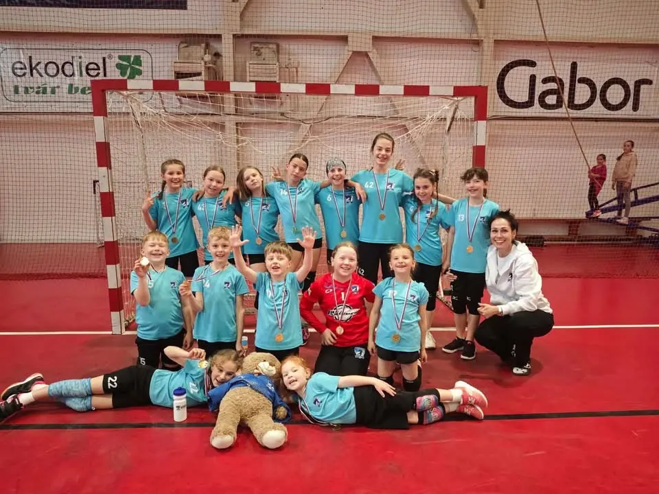 Dievčatá z minihádzanej MHáK Martin s medailami a trénerkou