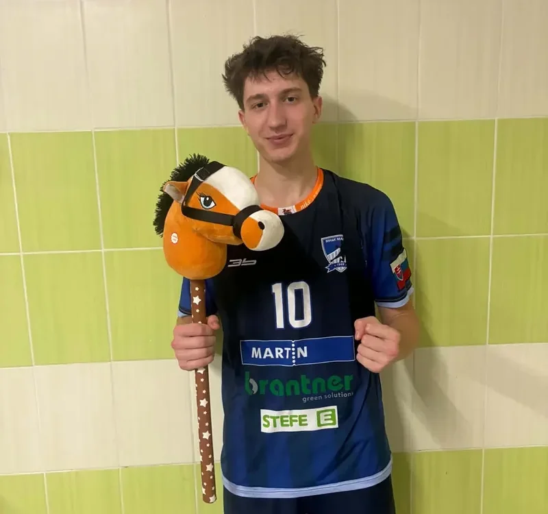 Hráč MHáK Martin s číslom 10 a hracím koníkom po zápase so Šaľou